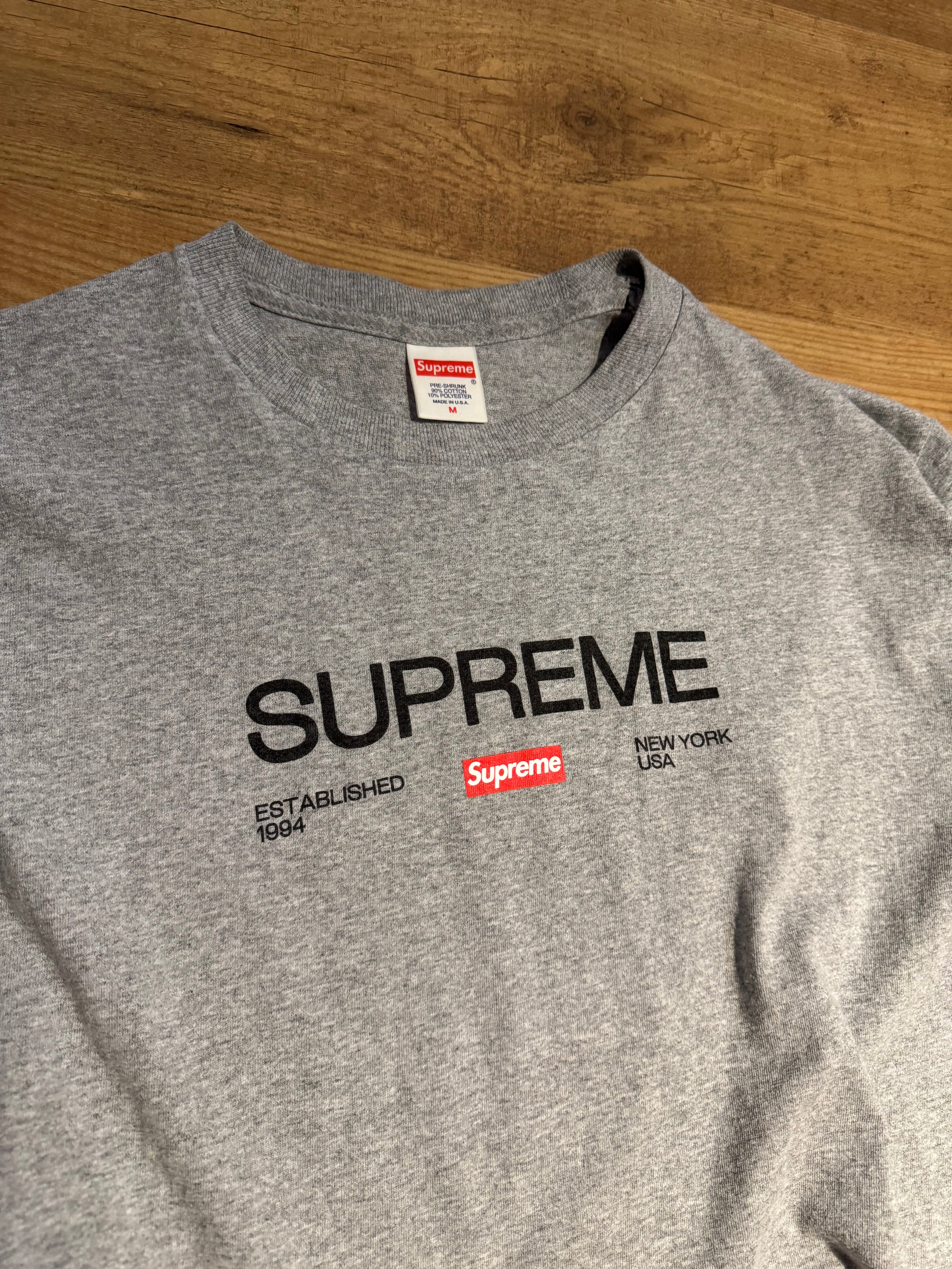 Supreme T-shirt Established 1994 Grijs maat M