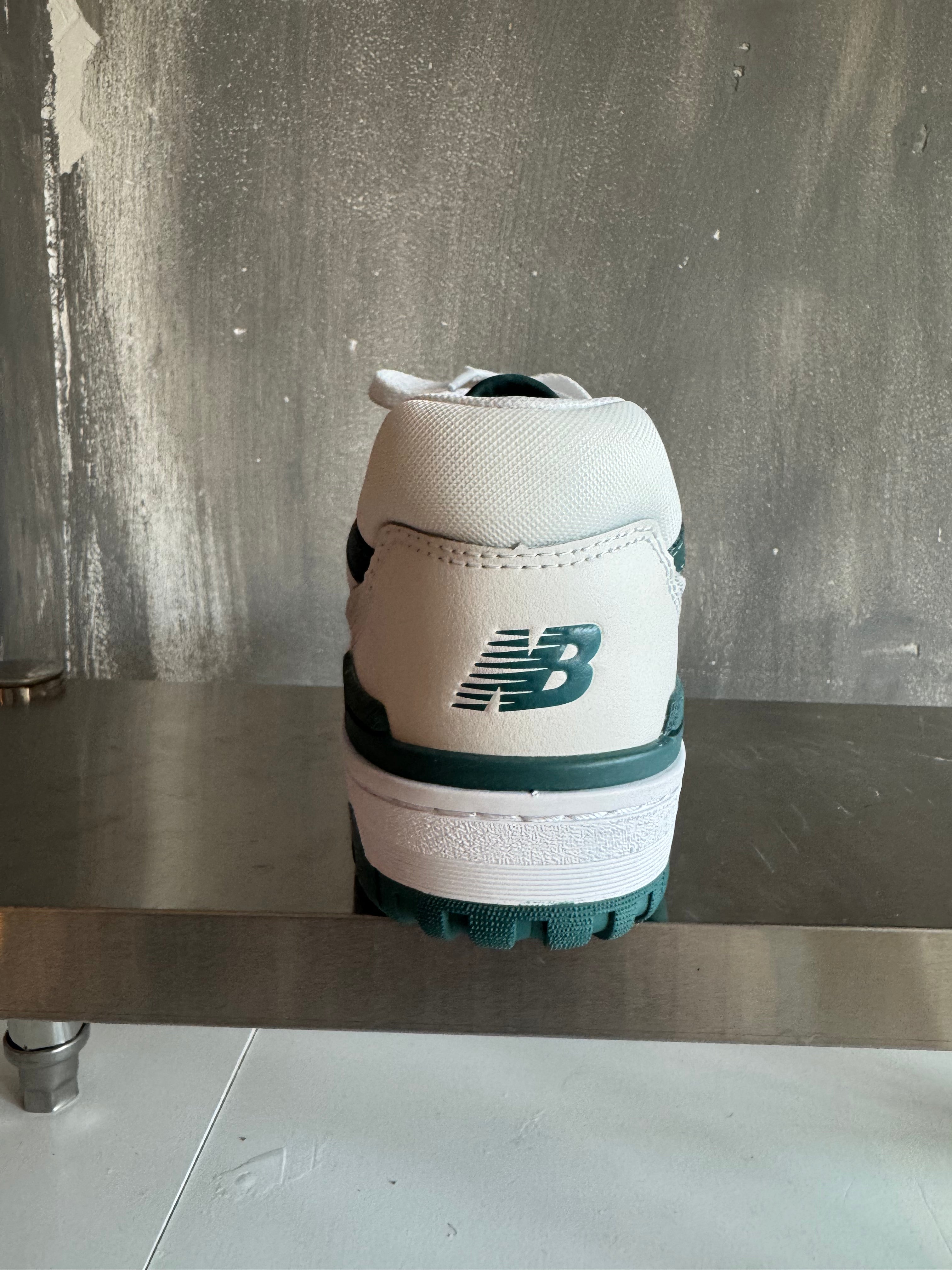 De New Balance 550 WIT/GROEN 40,5