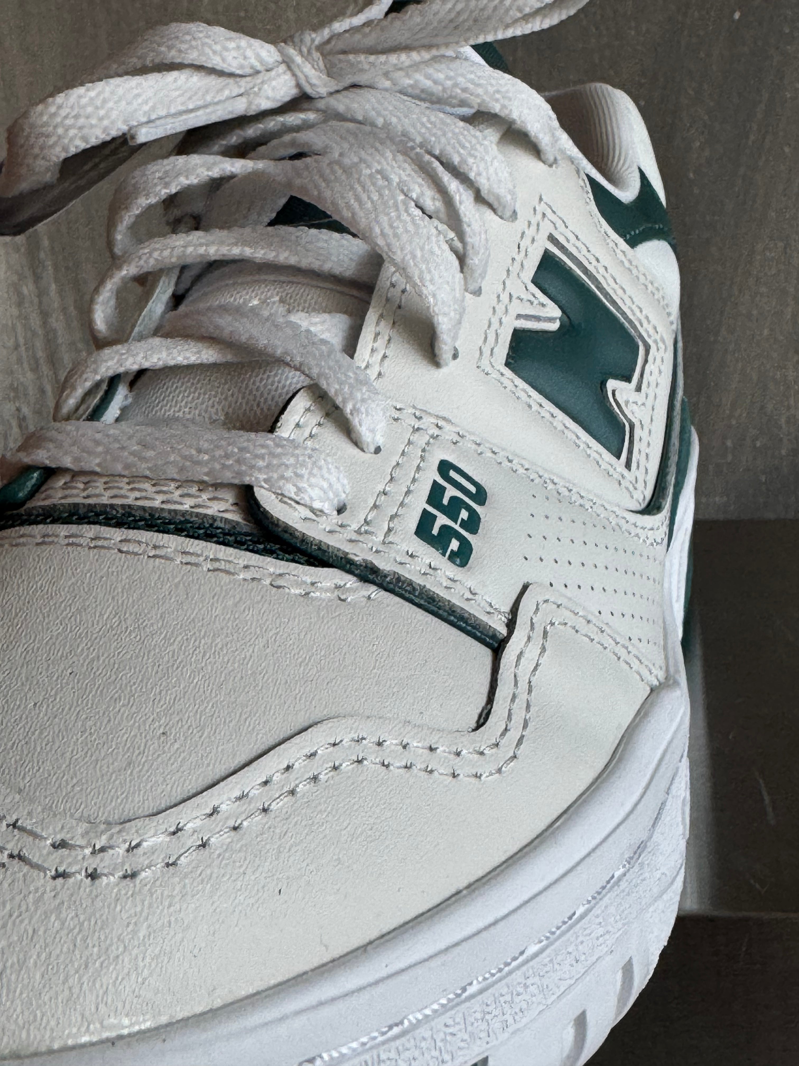 De New Balance 550 WIT/GROEN 40,5