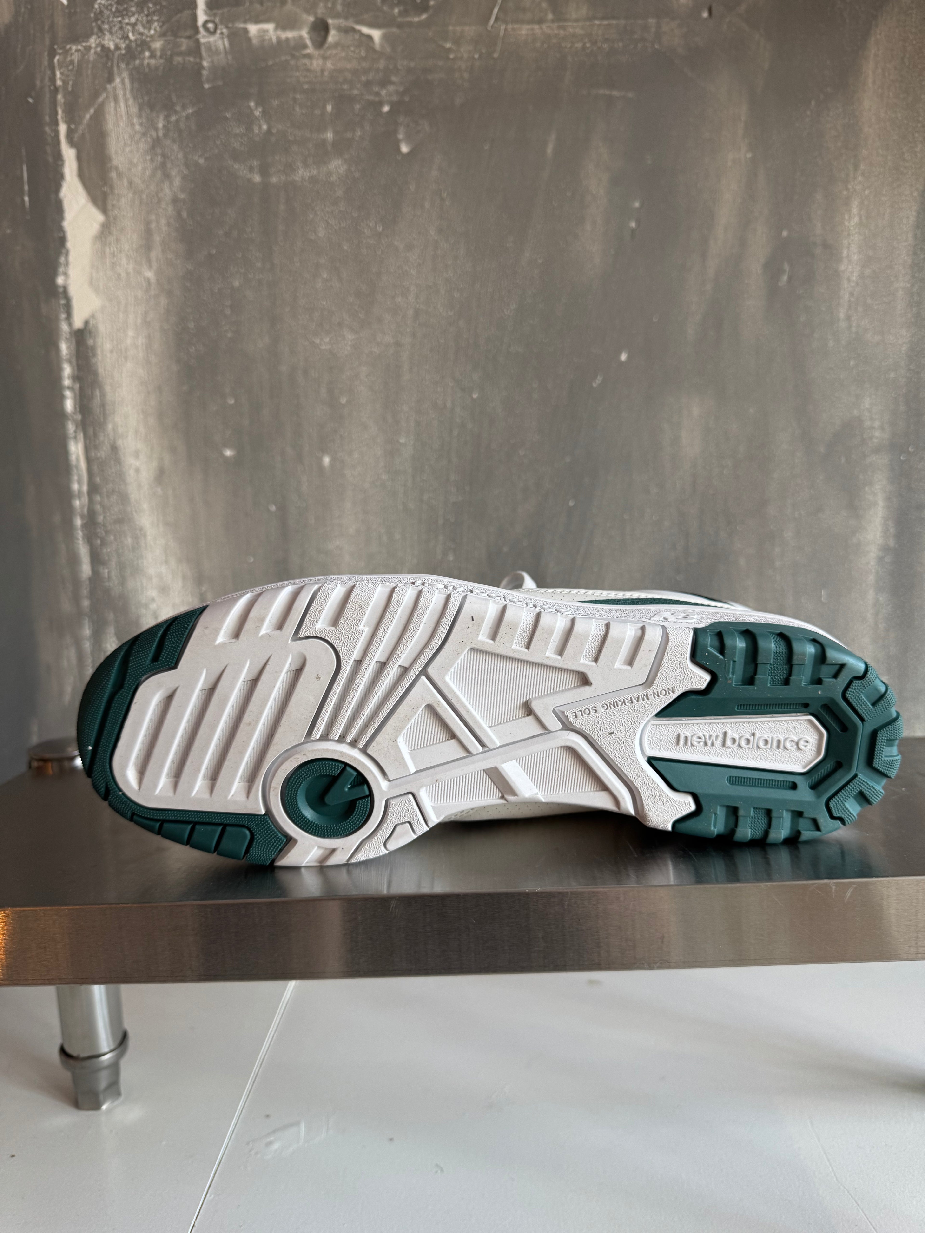 De New Balance 550 WIT/GROEN 40,5